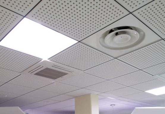 plafond suspendu démontable en dalle de platre perforé